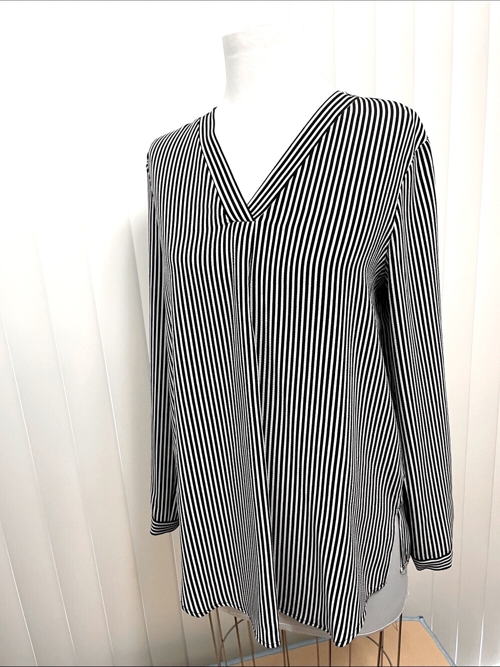 Women’s ADRIANNA PAPPEL Black and White Striped V-Neck Top Sz M